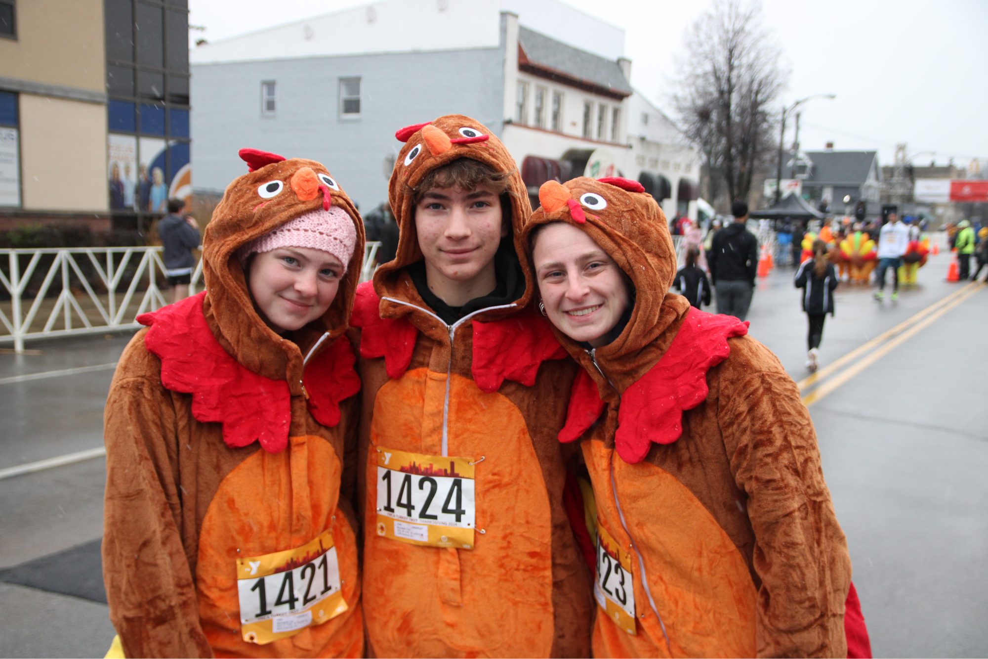 3 runners dressed as turkeys