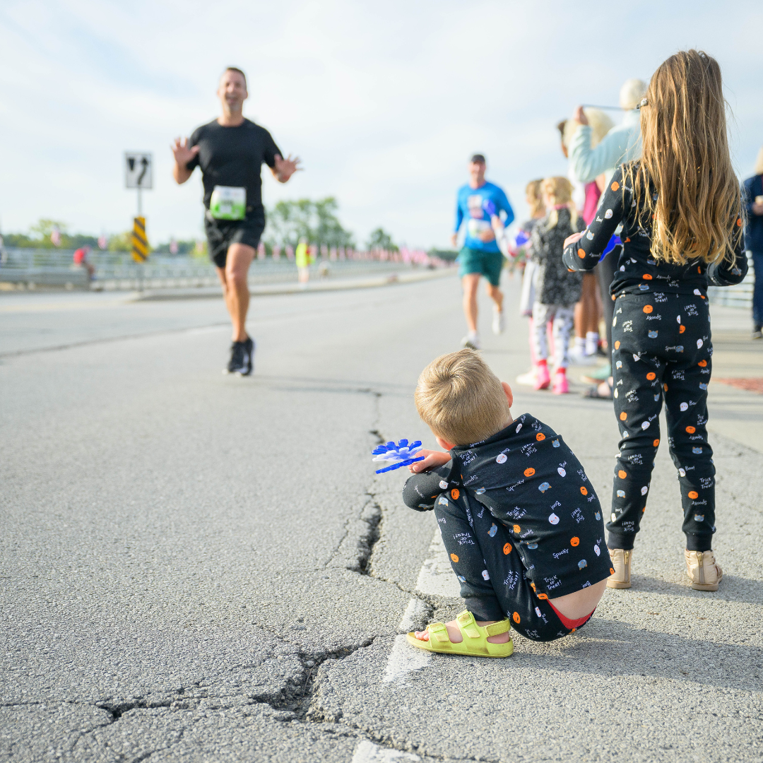 kids supporting their dad running
