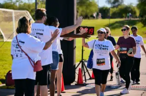 lookin for a cure participants finishing their event